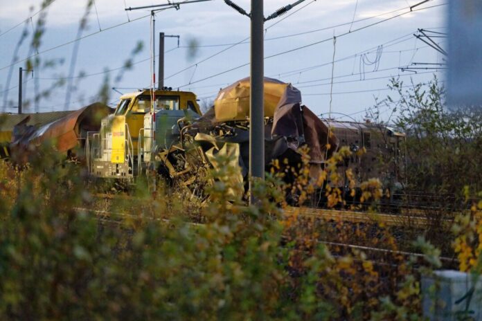 Drei Menschen haben sich bei einem Güterzug-Unfall bei Kerpen verletzt.
