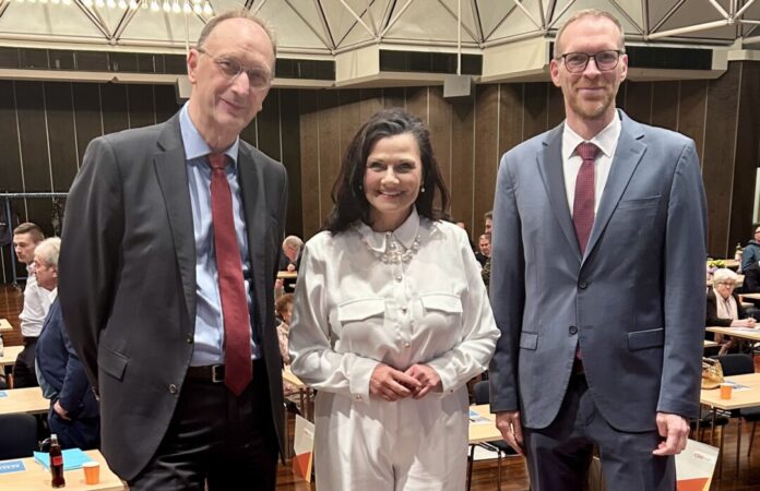 Gitta Connemann, Mitglied des Deutschen Bundestages und Bundesvorsitzende der Mittelstands- und Wirtschaftsunion,mit dem Bundestagsabgeordneten Klaus Wiener (l.) und dem CDU-Kreisvorsitzender Jan Heinisch. Foto: Tatjana Pfotenhauer