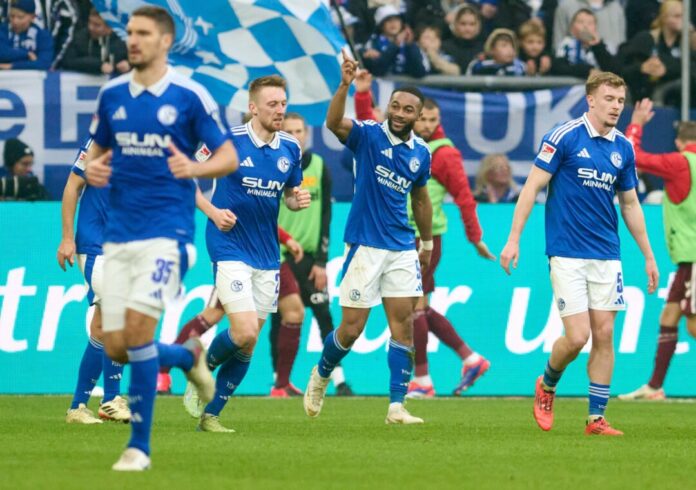 Schalke 04 jubelt über den ersten Sieg unter Trainer van Wonderen.