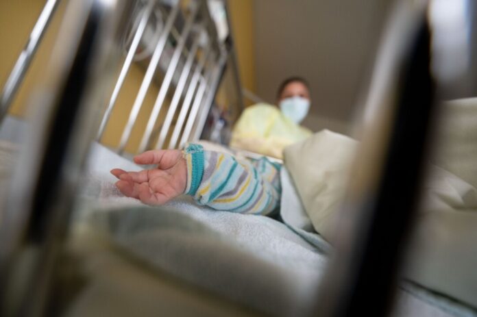 In einigen Kinderkliniken in NRW gibt es bereits jetzt erste Engpässe. (Symbolbild)