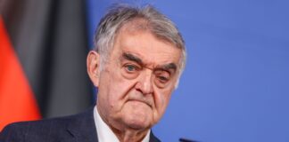 Nordrhein-Westfalens Innenminister Herbert Reul (CDU) ärgert sich über Aufforderungen von Bundesinnenministerin Nancy Faeser (SPD). (Archivbild)