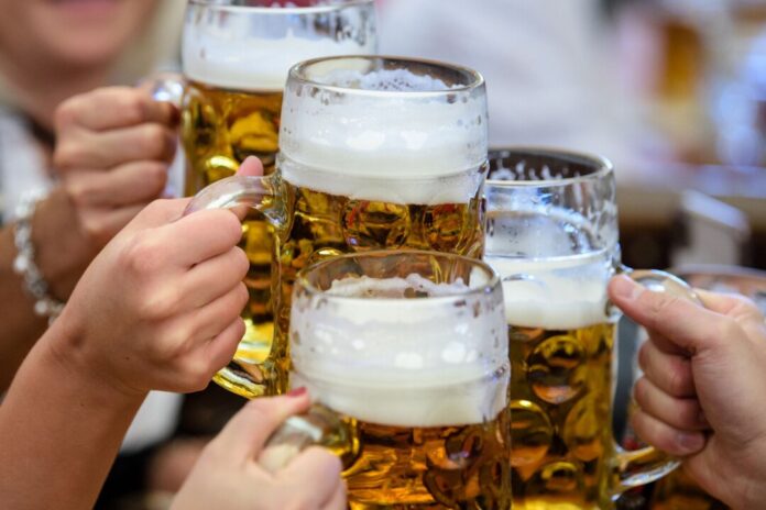 Junge Menschen kommen deutlich seltener als früher mit Alkoholvergiftungen ins Krankenhaus. (Symbolbild)