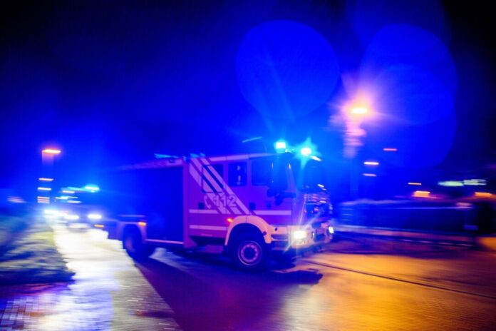 Die Feuerwehr hat in der Nacht zum Donnerstag drei Menschen aus einem verrauchten Wohn- und Geschäftshaus in Krefeld gerettet. Im Erdgeschoss hatte ein Kiosk gebrannt. (Symbolbild)