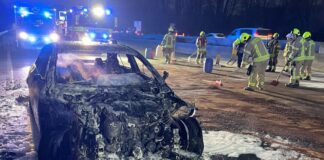 Einer der ausgebrannten Wagen. Foto: FW Ratingen