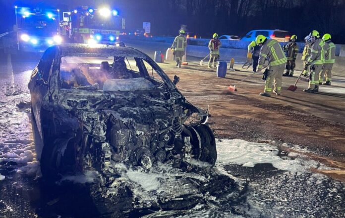 Einer der ausgebrannten Wagen. Foto: FW Ratingen