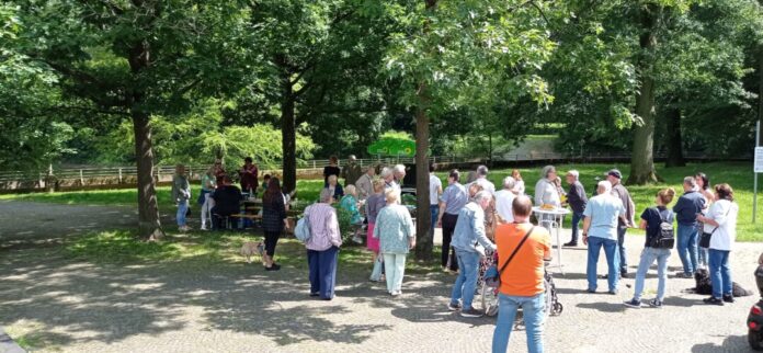 Vor Ort in Hochdahl informieren die Grünen. Foto: privat