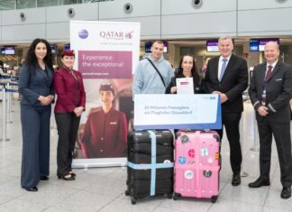 Ein besonderer Empfang für den 20-millionsten Fluggast des Jahres – Alexander und Judith Immel (Mitte) werden von Mitarbeitenden des Flughafens Düsseldorf und der Qatar Airways überrascht, v.l.: Soraya Petrasch (Digital & Marketing Operations Coordinator CEU, Qatar Airways), Annamaria Bisewski (Ground Operations, Qatar Airways), Bernhard Temme (Senior Account Manager Corporate, Qatar Airways) und Sascha Broll (VIP-Service-Team Flughafen Düsseldorf). Foto: Flughafen Düsseldorf/Giulio Coscia