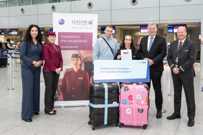 Ein besonderer Empfang für den 20-millionsten Fluggast des Jahres – Alexander und Judith Immel (Mitte) werden von Mitarbeitenden des Flughafens Düsseldorf und der Qatar Airways überrascht, v.l.: Soraya Petrasch (Digital & Marketing Operations Coordinator CEU, Qatar Airways), Annamaria Bisewski (Ground Operations, Qatar Airways), Bernhard Temme (Senior Account Manager Corporate, Qatar Airways) und Sascha Broll (VIP-Service-Team Flughafen Düsseldorf). Foto: Flughafen Düsseldorf/Giulio Coscia