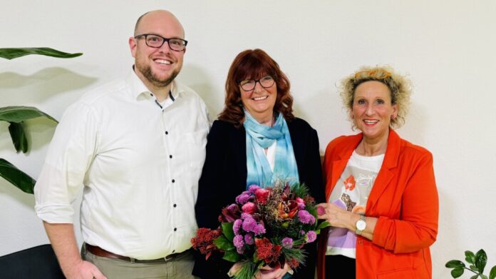 Die nominierte SPD-Bürgermeisterkandidatin Rosa-Maria Kaleja mit den SPD-Ortsvereinsvorsitzenden Mathias Siegmund und Manuela Höbler. Foto: SPD