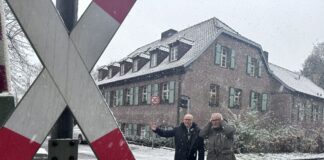 Der CDU-Bundestagsabgeordnet Peter Beyer und Stefan Heins, CDU-Fraktionschef, wollen im Schulterschluss weniger Lärmbelastung durch Pfeifen entlang der Kalkbahn erreichen. Fotorechte: Peter Beyer