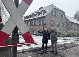 Der CDU-Bundestagsabgeordnet Peter Beyer und Stefan Heins, CDU-Fraktionschef, wollen im Schulterschluss weniger Lärmbelastung durch Pfeifen entlang der Kalkbahn erreichen. Fotorechte: Peter Beyer