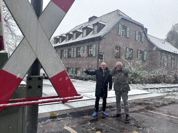 Der CDU-Bundestagsabgeordnet Peter Beyer und Stefan Heins, CDU-Fraktionschef, wollen im Schulterschluss weniger Lärmbelastung durch Pfeifen entlang der Kalkbahn erreichen. Fotorechte: Peter Beyer
