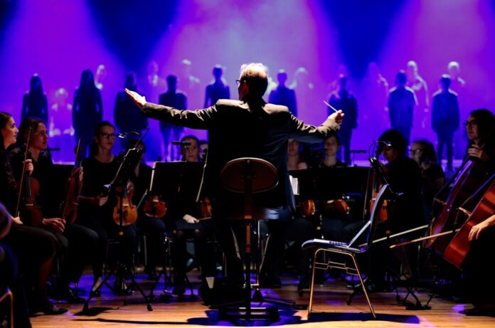 Ein großer Erfolg war die Premiere des Jubiläumsmusicals „Herr der Diebe“ am 24. November. Eine weitere Aufführung gibt es im Rahmen des traditionellen Weihnachtskonzerts des Kinder- und Jugendchores am 15. Dezember in der Stadthalle. Foto: Alexander Seidl Ein großer Erfolg war die Premiere des Jubiläumsmusicals „Herr der Diebe“ am 24. November. Eine weitere Aufführung gibt es im Rahmen des traditionellen Weihnachtskonzerts des Kinder- und Jugendchores am 15. Dezember in der Stadthalle. Foto: Alexander Seidl