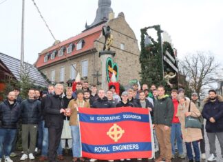 Bildzeile: Die Royal Engineers kommen immer wieder gerne nach Ratingen. Bürgermeister Klaus Pesch begrüßte jetzt 33 britische Soldaten bei ihrer Stippvisite. Foto: Stadt Ratingen