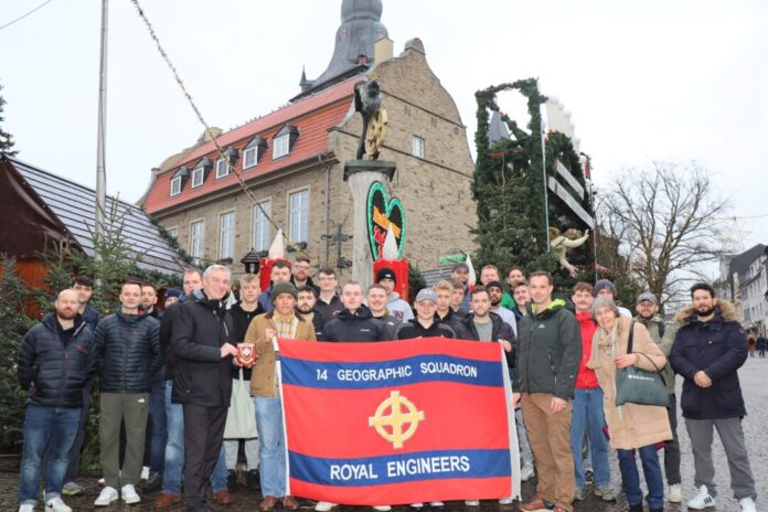 2024-12-02-Royal Engineers Bildzeile: Die Royal Engineers kommen immer wieder gerne nach Ratingen. Bürgermeister Klaus Pesch begrüßte jetzt 33 britische Soldaten bei ihrer Stippvisite. Foto: Stadt Ratingen