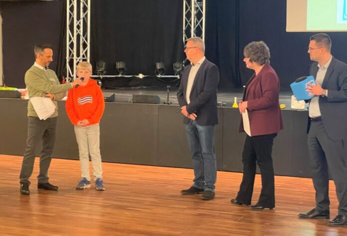 Moderator Frank Liffers im Gespräch mit Alexander, Rede und Antwort standen die Beigeordneten Patrick Anders, Petra Cremer und Harald Filip. Foto: Stadt Ratingen