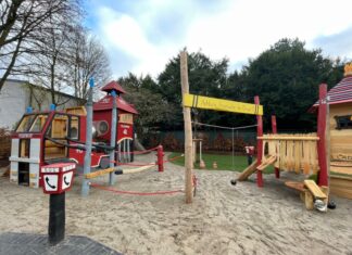 „Feuerwehr 112 - Hilfe rufen, helfen und Hilfe annehmen!“ ist das Motto des neu gestalteten Kinderspielplatzes am Promenadenweg. Foto: Stadt Ratingen