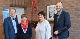 Superintendent Wolfhard Günther und Pfarrerin Kirsten Düsterhöft, Synodalbeauftragte des Kirchenkreises Niederberg für Erwachsenenbildung, mit Dagmar Argow, stellvertretende Geschäftsführerin, Prokuristin, Geschäftsbereichsleitung Soziale Dienste und Bastian Pallmeier, Geschäftsführer. Foto: Diakonie