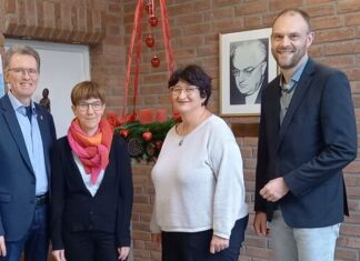 Superintendent Wolfhard Günther und Pfarrerin Kirsten Düsterhöft, Synodalbeauftragte des Kirchenkreises Niederberg für Erwachsenenbildung, mit Dagmar Argow, stellvertretende Geschäftsführerin, Prokuristin, Geschäftsbereichsleitung Soziale Dienste und Bastian Pallmeier, Geschäftsführer. Foto: Diakonie