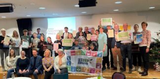Zum 2. Mal wurde der Ratinger Nachhaltigkeitspreis verliehen. Zur Auszeichnungsfeier kamen die Gewinnerinnen und Gewinner im Lesecafé des Medienzentrums zusammen. Foto: Stadt Ratingen
