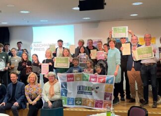 Zum 2. Mal wurde der Ratinger Nachhaltigkeitspreis verliehen. Zur Auszeichnungsfeier kamen die Gewinnerinnen und Gewinner im Lesecafé des Medienzentrums zusammen. Foto: Stadt Ratingen