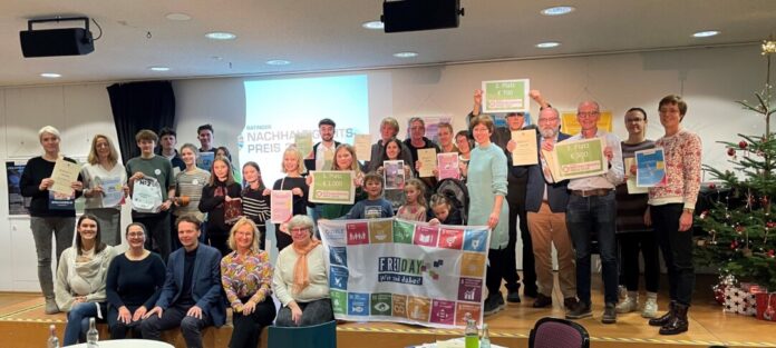 Zum 2. Mal wurde der Ratinger Nachhaltigkeitspreis verliehen. Zur Auszeichnungsfeier kamen die Gewinnerinnen und Gewinner im Lesecafé des Medienzentrums zusammen. Foto: Stadt Ratingen