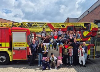 Eine „FIT“-Grundschulgruppen besuchte in den Sommerferien 2024 die Ratinger Feuerwehr. Zuvor hatten die Kinder die entsprechenden Vokabeln gelernt, sich über die vielfältigen Aufgaben der Feuerwehr schlau gemacht und auch geübt, einen Notruf abzusetzen. Alle Kinder haben zum Abschluss einen Feuerwehrausweis bekommen, den sie stolz in die Kamera halten. Foto: Stadt Ratingen