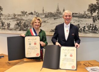 Bürgermeisterin Marie-Sophie Lesne und Bürgermeister Klaus Pesch präsentieren die frisch unterzeichneten Urkunden zur Bekräftigung der Partnerschaft zwischen Le Quesnoy und Ratingen. Foto: Stadt Ratingen