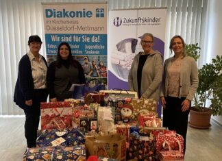 Freude bei der Geschenkeübergabe bei Dagmar Argow, Andreana Stratigeli, Andrea Laumen und Anna Küppers. Foto: Diakonie im Kirchenkreis Düsseldorf-Mettmann