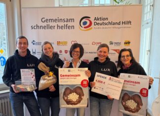 Dina Pallmann von der Aktion Deutschland hilft e.V. (Bildmitte) freut sich über die Spende aus Ratingen, überbracht von Maik Dubbert, Christiane Hainski, Kathrin Reimann und Steffy Böschenbröker. Foto: Stadt Ratingen