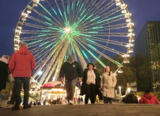 Vor allem die Weihnachtsmärkte sind es, die Menschen in die Innenstädte locken - so wie hier in Essen. Foto: Volkmann