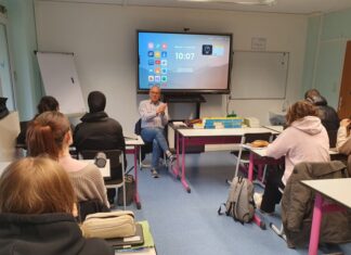 Martin Sträßer MdL „unterrichtete“ anlässlich des „Tages der Freien Schulen NRW“ an der Bleibergquelle Velbert. Foto: Büro Sträßer