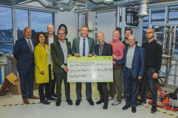 Die Förderbescheide wurden an die Projektträger übergeben. Foto: BR Düsseldorf