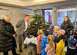 Die Kinder des Familienzentrums Ellenbeek haben die Tanne im Rathaus geschmückt. Wülfraths Bürgermeister Rainer Ritsche freut sich über den Besuch. Foto: Stadt Wülfrath