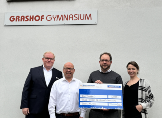 Reiner Kirchner (2. v. l.), Filialleiter der Sparda-Bank im Essener Südviertel, überreicht zusammen mit seiner Stellvertreterin, Kathrin Gaßner (rechts), einen symbolischen Scheck an Daniel Lebeau (2. v. r.), stellvertretender Schulleiter des Grashof Gymnasiums, sowie an Dr. Peter Güllmann (links), Vorsitzender des Schulfördervereins. Foto: Sparda-Bank West