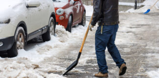 Bei Schnee und Eis muss der Griff zur Schaufel erfolgen: Eigentümer oder Mieter sind hierzu verpflichtet. Foto: VZ NRW/adpic