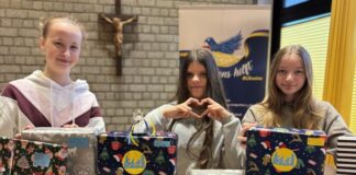Hilfe aus Heiligenhaus wird der Ukraine durch viele Engagierte zuteil: Leah Reker, Sanae Richter und Anna Holthaus von der Rosenkranzgruppe St. Suitbertus haben Weihnachtspakete für Kinder gepackt. Foto: privat