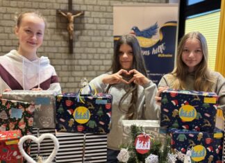 Hilfe aus Heiligenhaus wird der Ukraine durch viele Engagierte zuteil: Leah Reker, Sanae Richter und Anna Holthaus von der Rosenkranzgruppe St. Suitbertus haben Weihnachtspakete für Kinder gepackt. Foto: privat