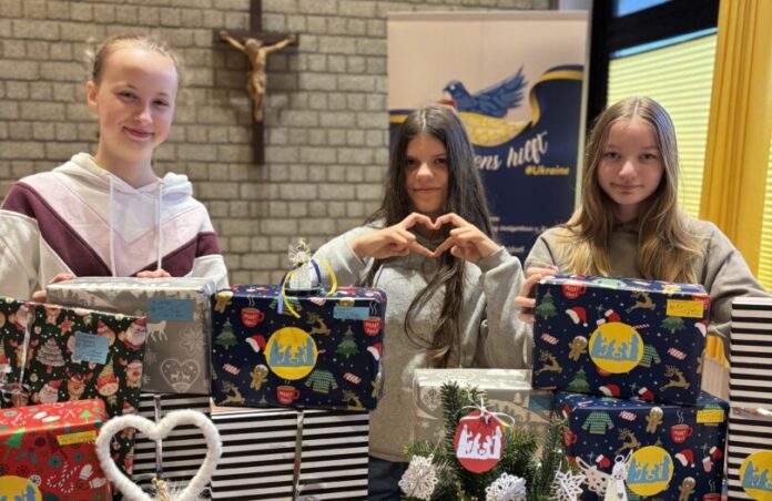 Hilfe aus Heiligenhaus wird der Ukraine durch viele Engagierte zuteil: Leah Reker, Sanae Richter und Anna Holthaus von der Rosenkranzgruppe St. Suitbertus haben Weihnachtspakete für Kinder gepackt. Foto: privat