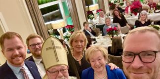 Weihnachtsfeier der CDU Frauen Union Heiligenhaus mit Björn Kerkmann (links), "Bischof" Heinz-Peter Schreven, Dr. Jan Heinisch MdL (rechts), Uschi Klützke (mitte), Ulrike Stiers und Florian Genbrok (hinten). Foto: Frauen-Union Heiligenhaus