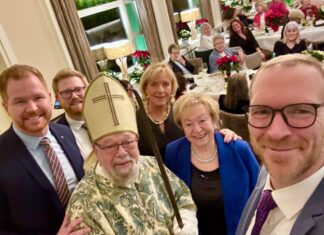 Weihnachtsfeier der CDU Frauen Union Heiligenhaus mit Björn Kerkmann (links), "Bischof" Heinz-Peter Schreven, Dr. Jan Heinisch MdL (rechts), Uschi Klützke (mitte), Ulrike Stiers und Florian Genbrok (hinten). Foto: Frauen-Union Heiligenhaus