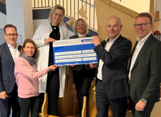 Andreas Lösing (2. v. r.), Vorstandsvorsitzender der Sparda-Bank West, überreichte zusammen mit Dominik Schlarmann (rechts), stellvertretender Vorstandsvorsitzender, und Vorstand Sebastian Schöpper (links) einen symbolischen Scheck an Marita Grimm (3. v. r.), Geschäftsführerin des Bundesverbandes Bunter Kreis e.V., Dr. Britta Hüning (3. v. l.), ärztliche Leitung der Nachsorgeeinrichtung in Essen und Vorstandsmitglied des Bundesverbandes, und Simone Leibold (2. v. l.), stellvertretende pflegerische Leitung der Essener Nachsorgeeinrichtung der Essener Einrichtung. Foto: Sparda-Bank West