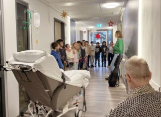 Die Schüler der 4c der Grundschule Kaiserswerth erfreuten Patientinnen und Patienten der Palliativstation am Florence-Nightingale-Krankenhaus mit Weihnachtsliedern. Foto: Kaiserswerther Diakonie