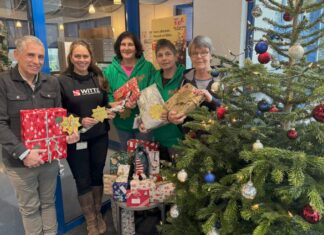 Wolfgang Stelzer (Leitung Fachstelle Sucht), Bettina Janke (Witte Automotive), Vera Kowalzick und Gaby Reith (vom Verein für Velberter Kinder) sowie Heike Schwitalla (Beratung Fachstelle Sucht) bei der Geschenkübergabe in der Witte -Unternehmenszentrale. Foto: Witte Automotive