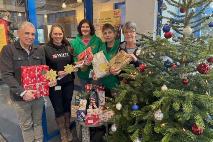 Wolfgang Stelzer (Leitung Fachstelle Sucht), Bettina Janke (Witte Automotive), Vera Kowalzick und Gaby Reith (vom Verein für Velberter Kinder) sowie Heike Schwitalla (Beratung Fachstelle Sucht) bei der Geschenkübergabe in der Witte -Unternehmenszentrale. Foto: Witte Automotive