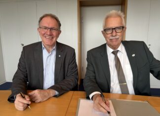 IHK-Hauptgeschäftsführer Gregor Berghausen und Landrat Thomas Hendele bei der Unterzeichnung des Kooperationsvertrags. Foto: Kreis ME