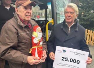 Dieter van Laar (l.) ist Fahrgast Nummer 25.000 - die Überraschung überreichte Bodo Nowodworski. Foto: privat