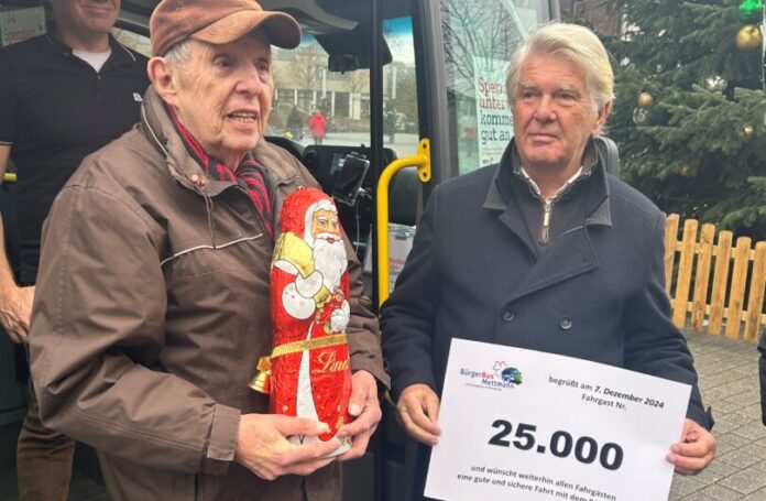 Dieter van Laar (l.) ist Fahrgast Nummer 25.000 - die Überraschung überreichte Bodo Nowodworski. Foto: privat