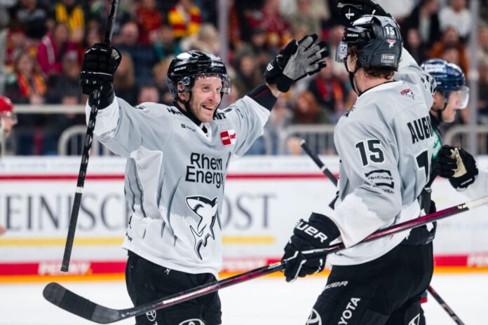 Frederik Storm (l) spielt auch über die Saison hinaus für die Kölner Haie. 