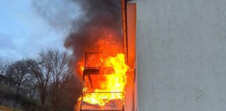 Lodernde Flammen bei dem Brand in Neviges. Foto: FW Velbert